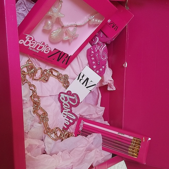 Zara Barbie 4 pcs. NIB-bandana, shell necklace, beach/heart gold chain belt, pen - Picture 1 of 7
